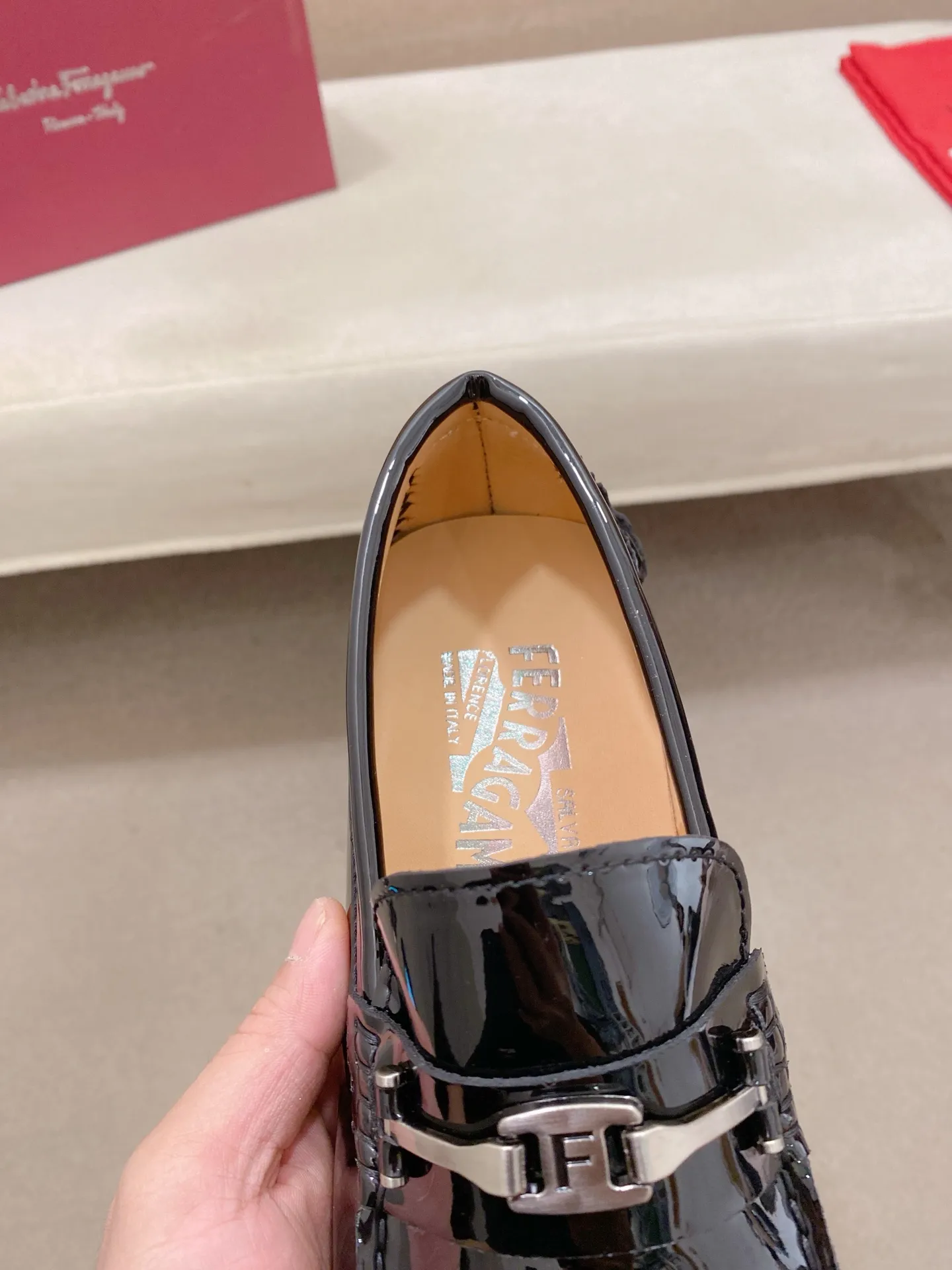 Factory price: 540💰High-end quality! Ferragamo🆕🆕Exclusive hot-selling products in stock🔥🔥New products on the shelves, high-quality Ferragamo men's pea shoes, high-end casual driving shoes, with complete packaging! 💪 💪 Material: imported first-layer cowhide 🐂 + imported high-quality water-dyed cowhide lining + wear-resistant outsole 👍🏻👍🏻 Features: high-end and comfortable, purely handmade 🚀 🚀 Create the perfect shoe that suits you best 🔥 🔥 Size: (38-44) 45 standard size can be customized!
